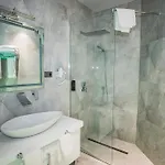 Metro Hotel
